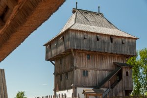 Der Wohnturm aus schweren Holzbohlen überragt alle anderen Gebäude