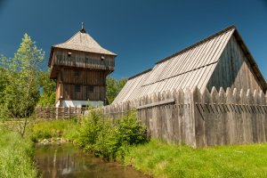 Die Motte war oft von einem wasserführenden Graben umgeben