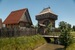 Bachritterbug: Nachbau einer mittelalterlichen Holzburg