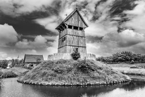 Von einem Wassergraben umgeben thront auf einem aufgeschütteten Hügel der Turm der Turmhügelburg.