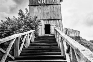 Über einen Wassergraben gelangt man zum Turm dieser Motte