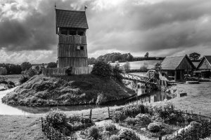 Holzburg Lütjenburg: Nachbau einer Turmhügelburg