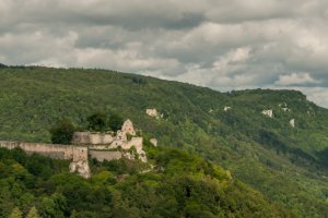 Hoch über dem Tal thront die Ruine der Burg Hohnurach