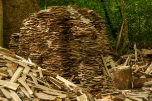 Guédelon: Holzschindeln zum Eindecken der Arbeiterhütten