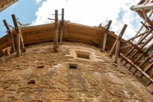 Guédelon: Das Gerüst wandert mit der Mauer in die Höhe.