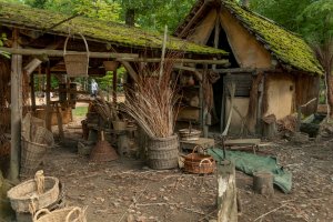 Guédelon: Hütte des Korbmachers