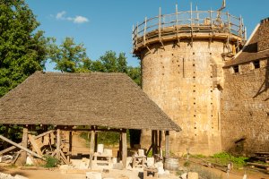 Guédelon: Steinmetzhütte direkt vor Ort