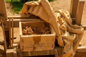 Guédelon: Mörtel für die Arbeit der Maurer