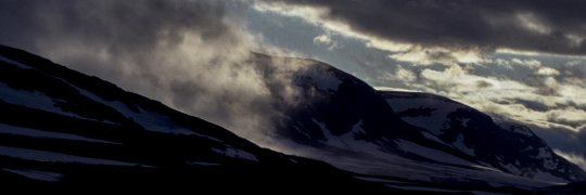 Schneebedeckte Berge mit Wolken